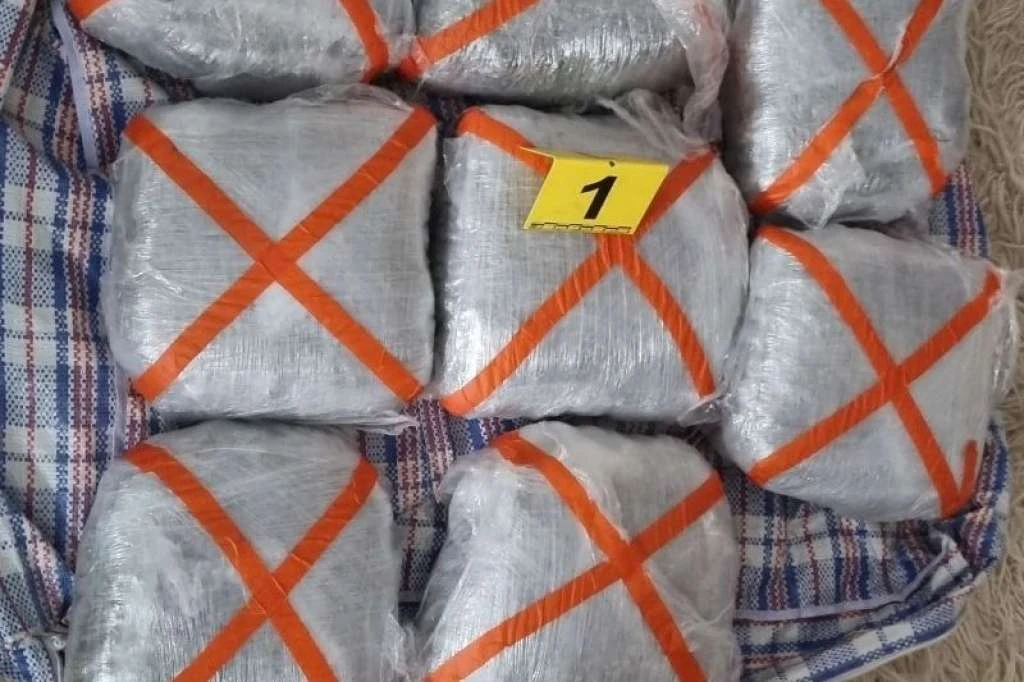 Kod Zeničanina pronađeni droga i oružje, policija pretražila Maserati i BMW