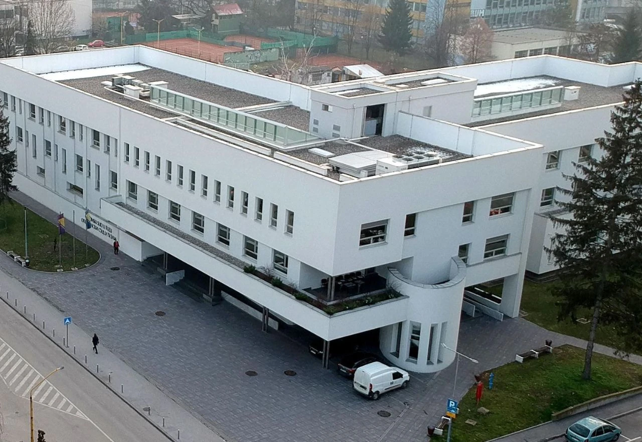 Ukinut pritvor 15-godišnjakinji osumnjičenoj za napad na dvije učenice u Tuzli