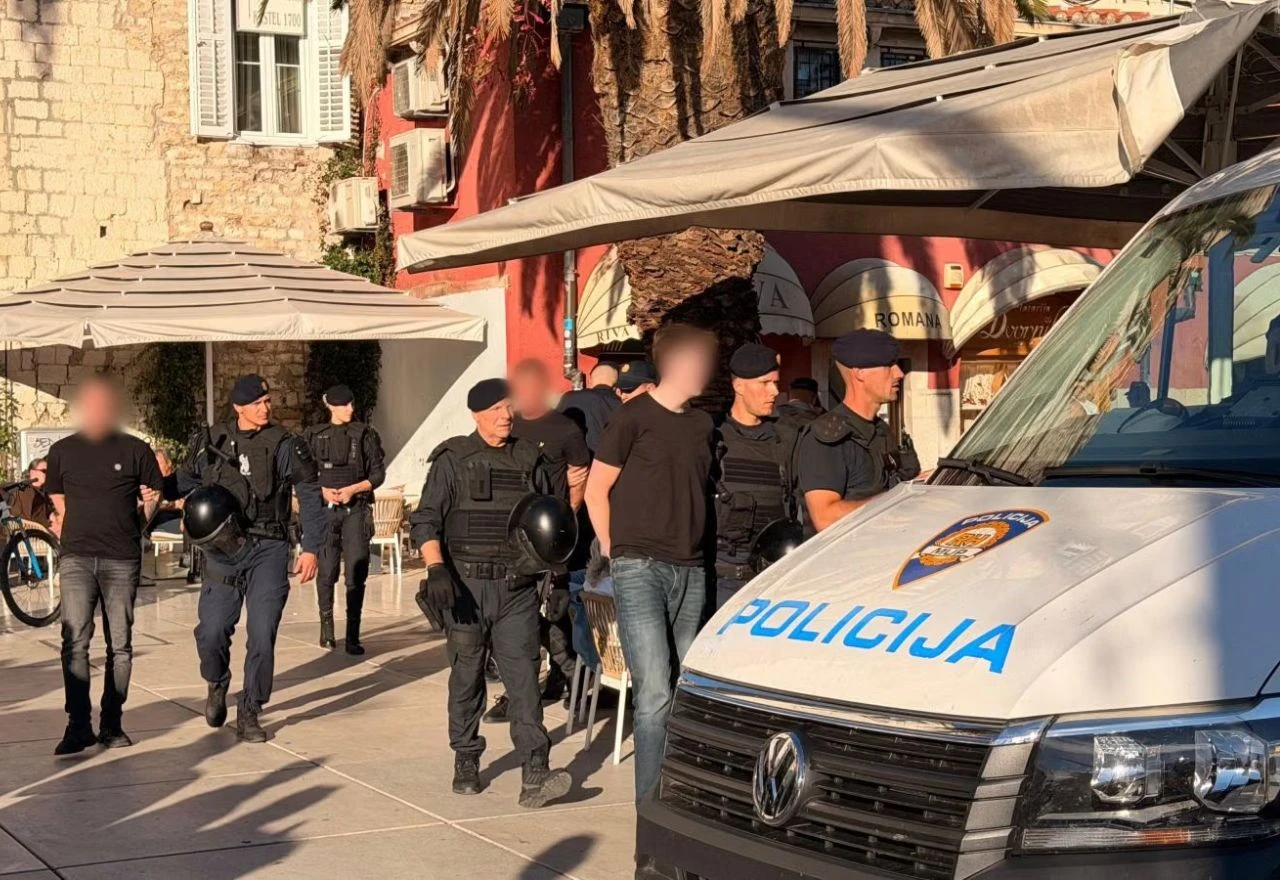 Policija na splitskoj Rivi privela 18 navijača Ajaxa, pronađeno hladno oružje