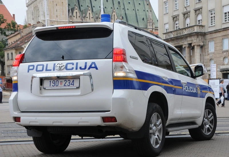 Bježao policiji pa se sakrio u trgovinu
