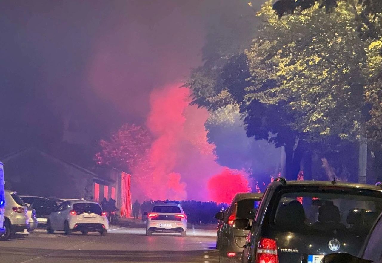 VIDEO | Bakljada u Mostaru: Red Army u korteu krenuo na rukometni derbi