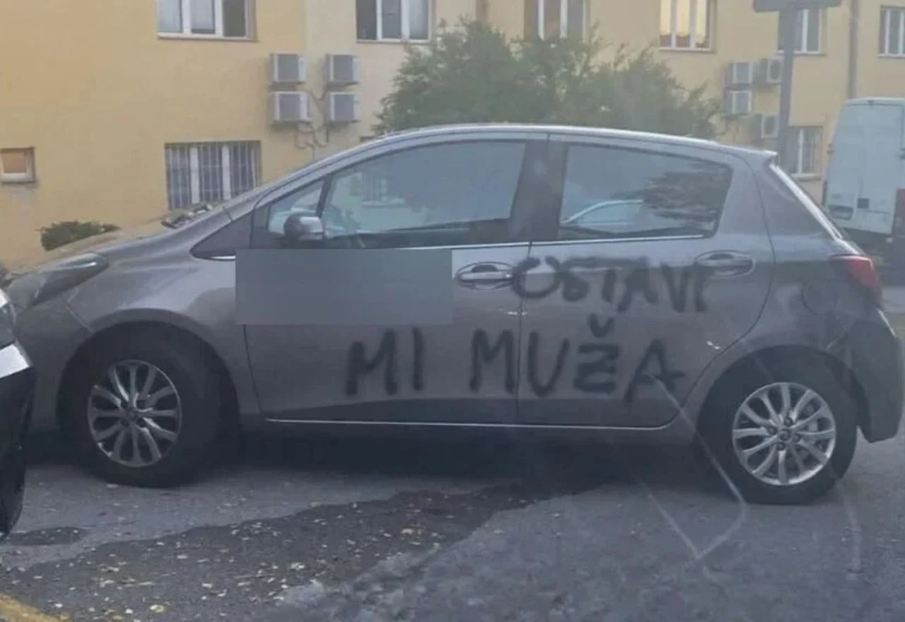Žena ljubavnici ostavila poruku na automobilu: "A mislim, jadan muž..."