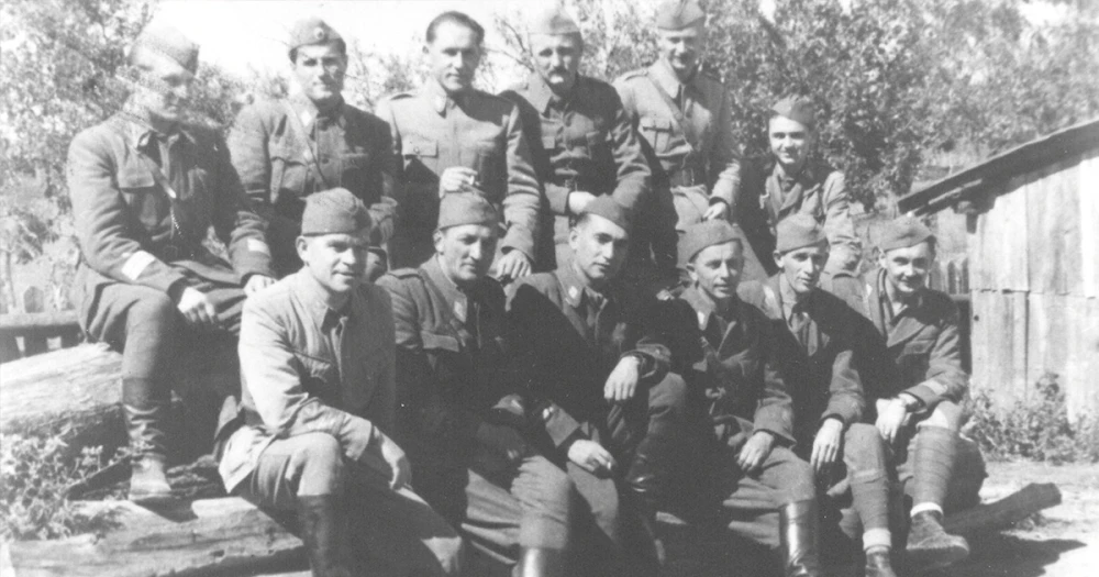 Glavni Štab NOV Hrvatske u Topuskom 1944. S lijeva na desno u gornjem redu, Rukavina, P.Jakšić, I.Gošnjak, R.Žigić, M.Magošić, S.Glumac. U donjem redu, I.Pavlovic, nepoznat, S.Radulović, B.Kraut, B.Rajčević, A.Perhovec.