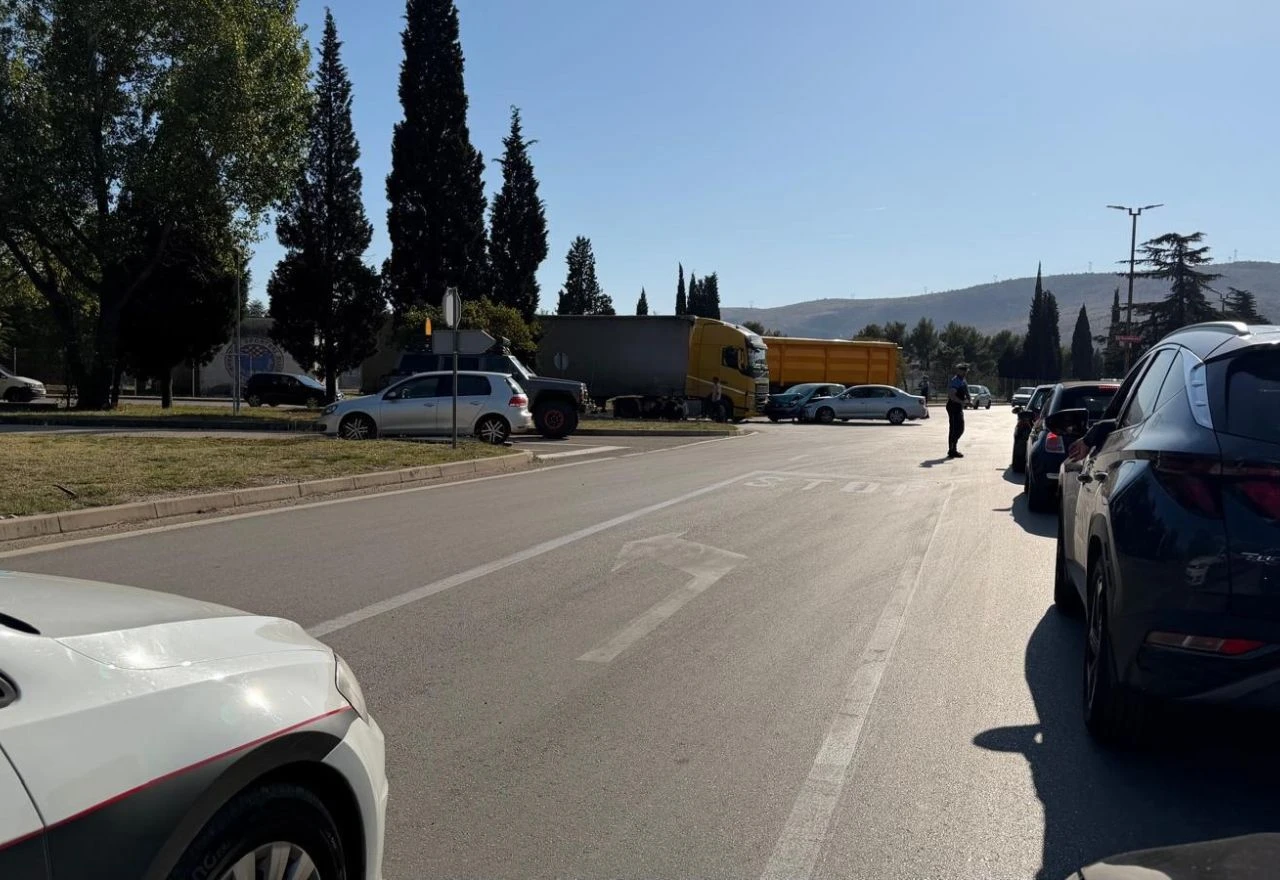 FOTO | Sudar u Mostaru: Sudjelovala dva osobna i jedno teretno vozilo