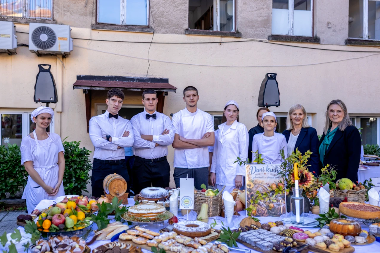 FOTO | Mostar: Turističko-ugostiteljska škole pokazala kulinarske vještine na Danima kruha