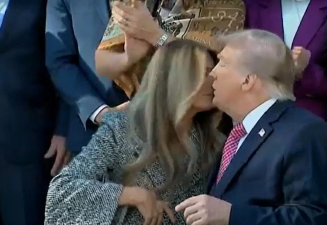VIDEO | Trump pokušao poljubiti Melaniju, ona okrenula glavu