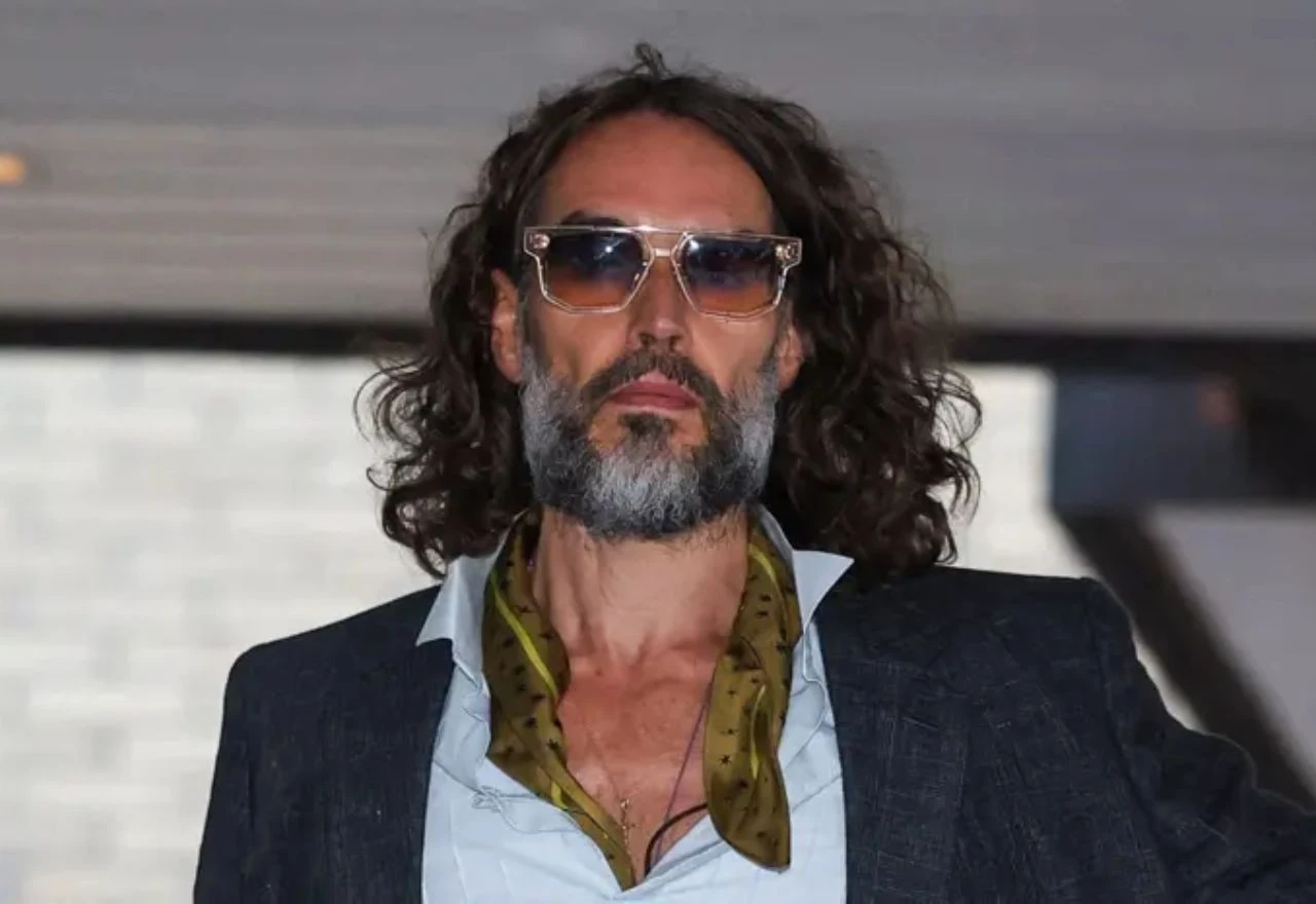 Žena tvrdi da ju je Russell Brand odvukao u toalet bara i silovao