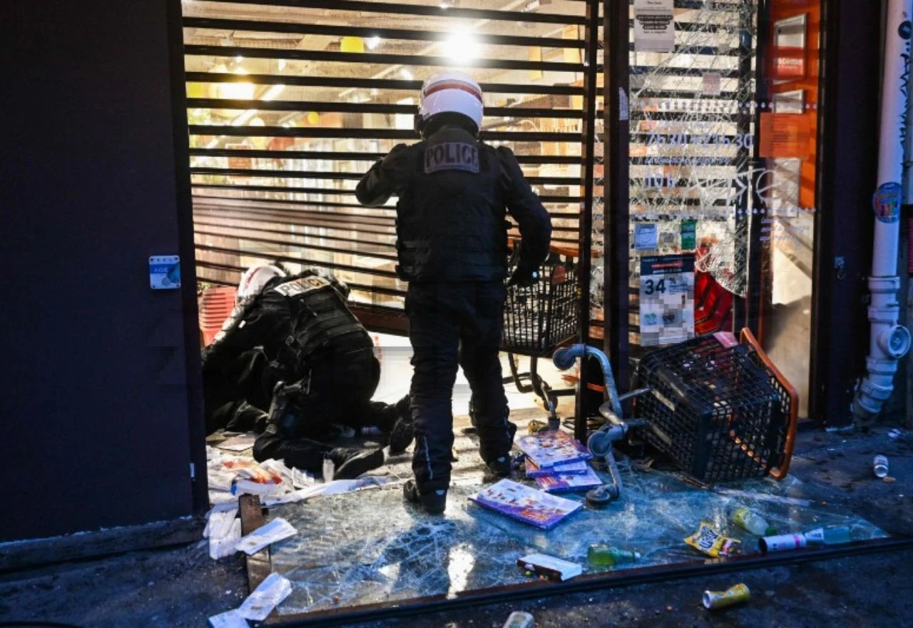 Francuska provela mirnu noć pod policijskim satom