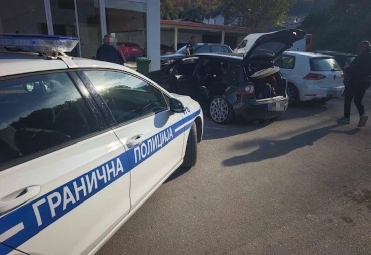 Državljanka BiH krijumčarila sedam migranata u Golfu