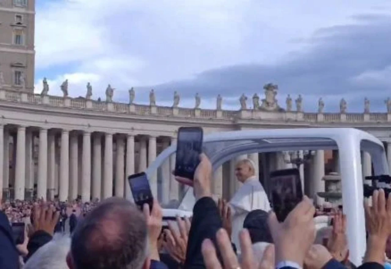 VIDEO | Papa Lav prvi put u papamobilu nakon operacije raka