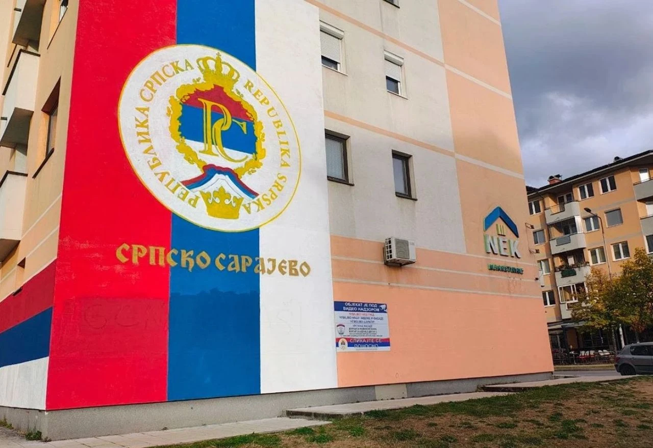 Uklonjen natpis "genocidaši" s murala u Istočnom Sarajevu, uhićen Sarajlija