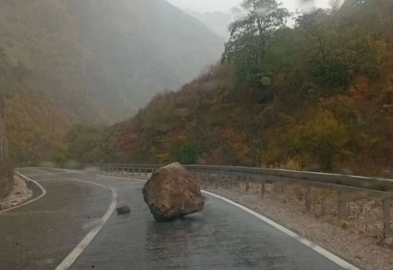 Problem na cesti Jablanica - Blidinje: Veliki kamen pao na kolnik