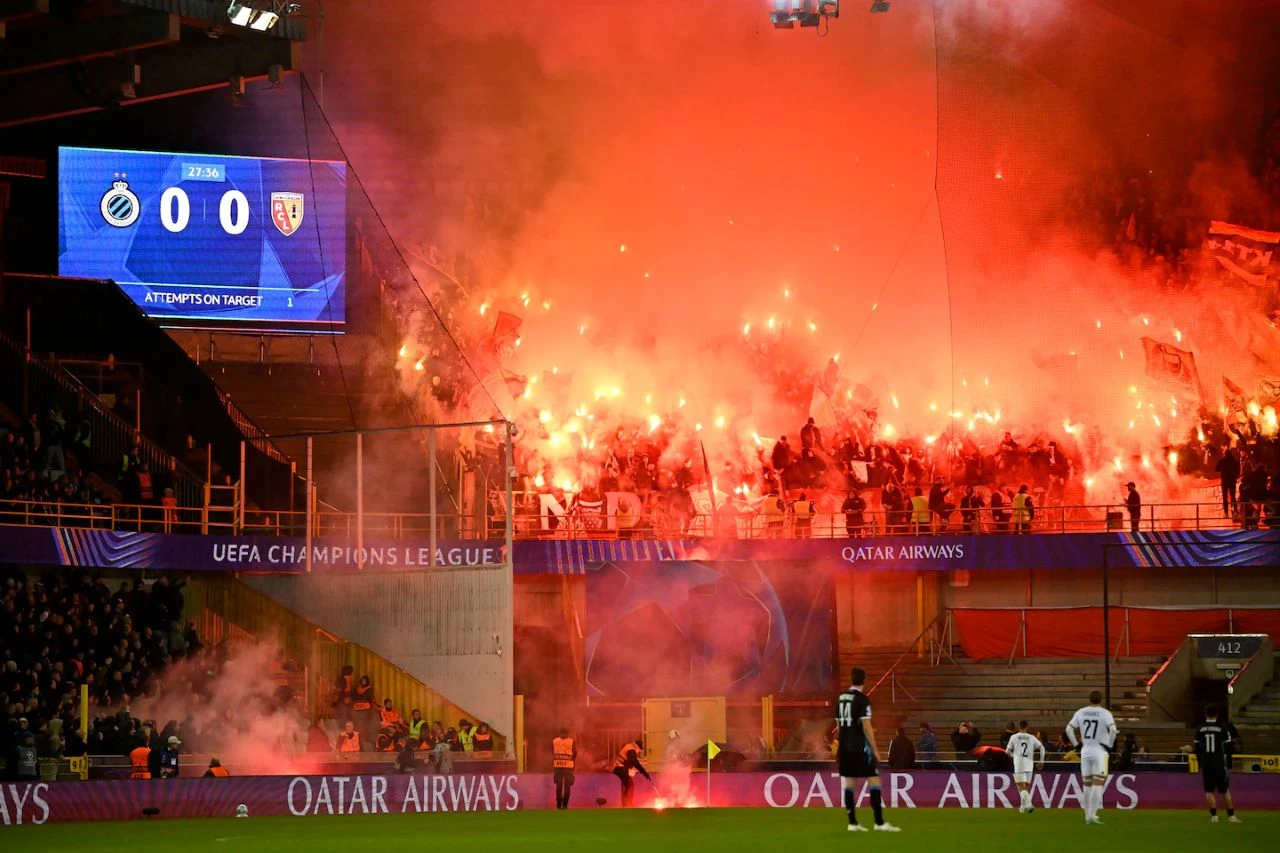 Kaos na utakmici Club Bruggea i Lensa, gostujući navijači zasuli bakljama domaće