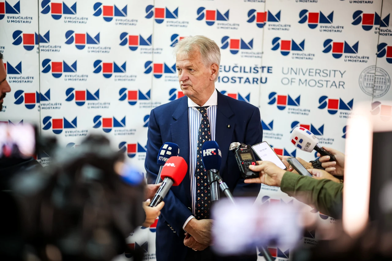 FOTO | Žužul u Mostaru predstavio "drugu stranu rata"