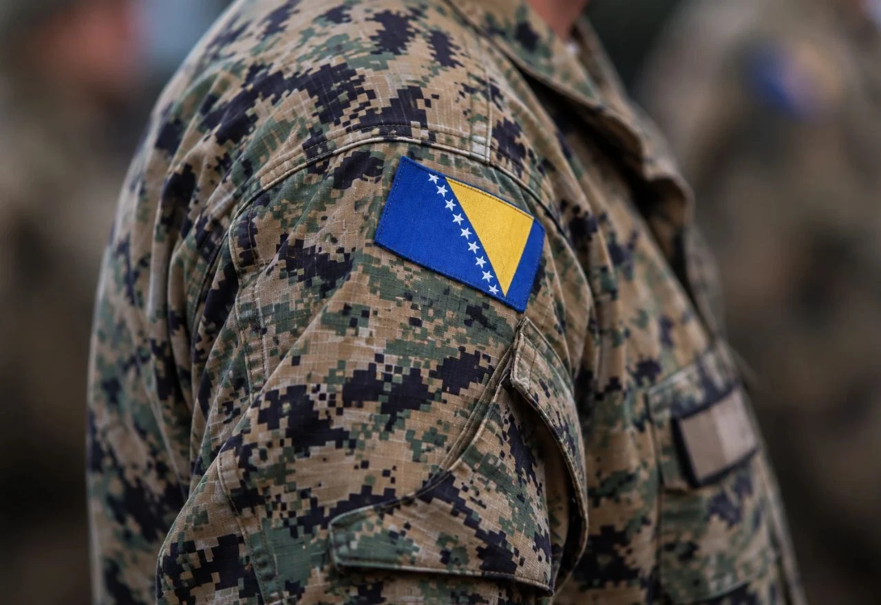 Satnik OS BiH uhićen zbog droge, u vojnom uredu pronađena bomba