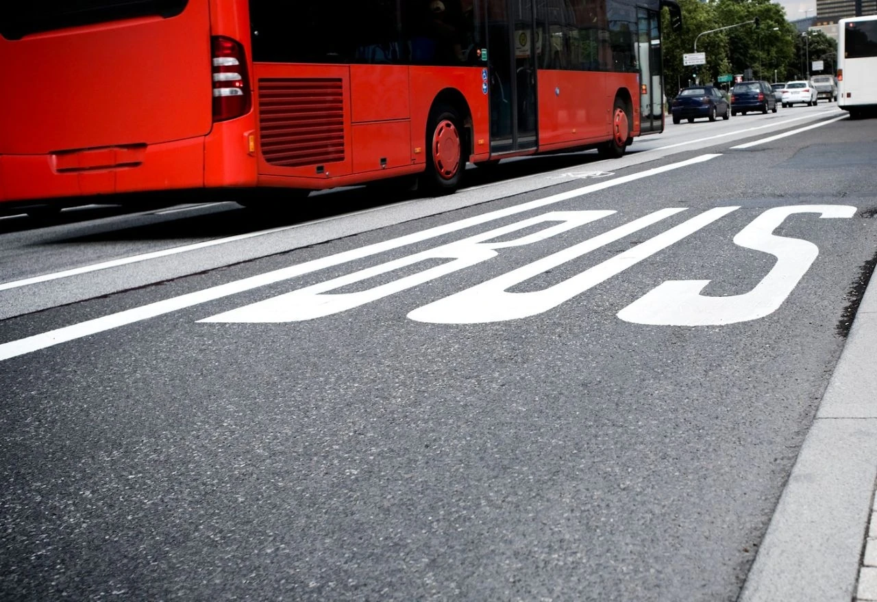 Vozač automobilom udario dijete koje je izašlo iz autobusa