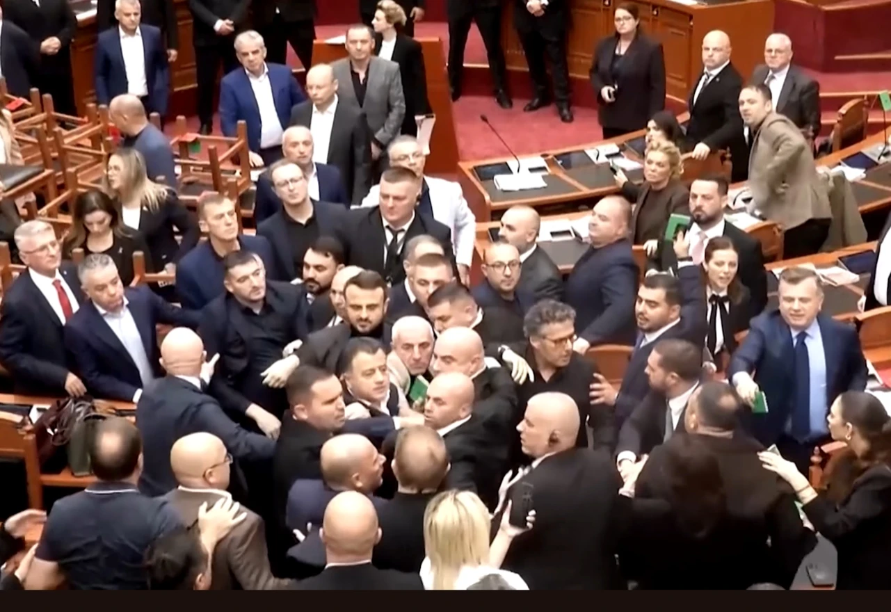 VIDEO | Tučnjava u albanskom parlamentu, letjele šake