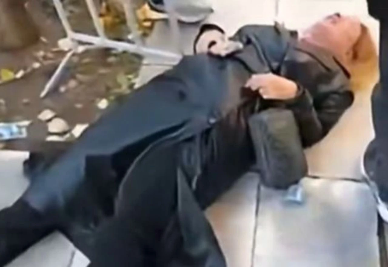 VIDEO | Tjelohranitelj oborio novinarku na pod: Završila u bolnici s teškim ozljedama