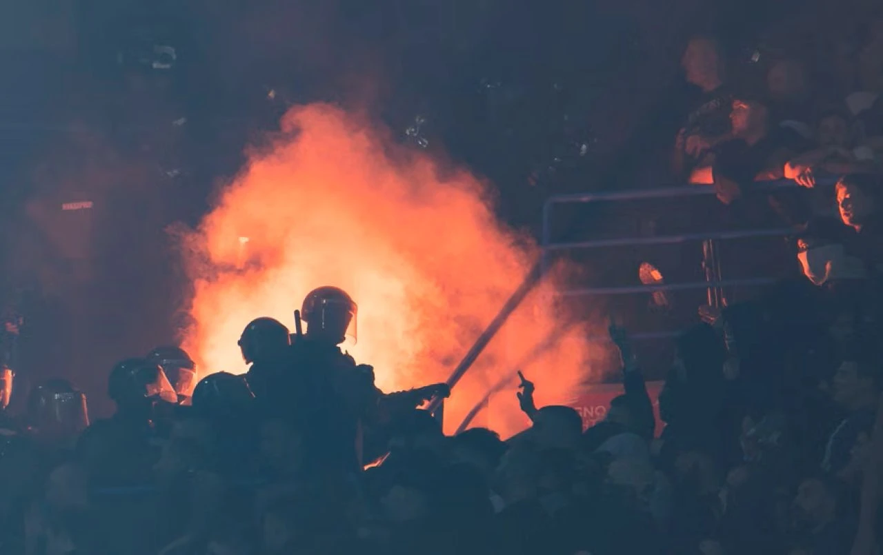 Sukob navijača na euroligaškom derbiju Partizana i Crvene zvezde: Policija intervenirala na tribinama