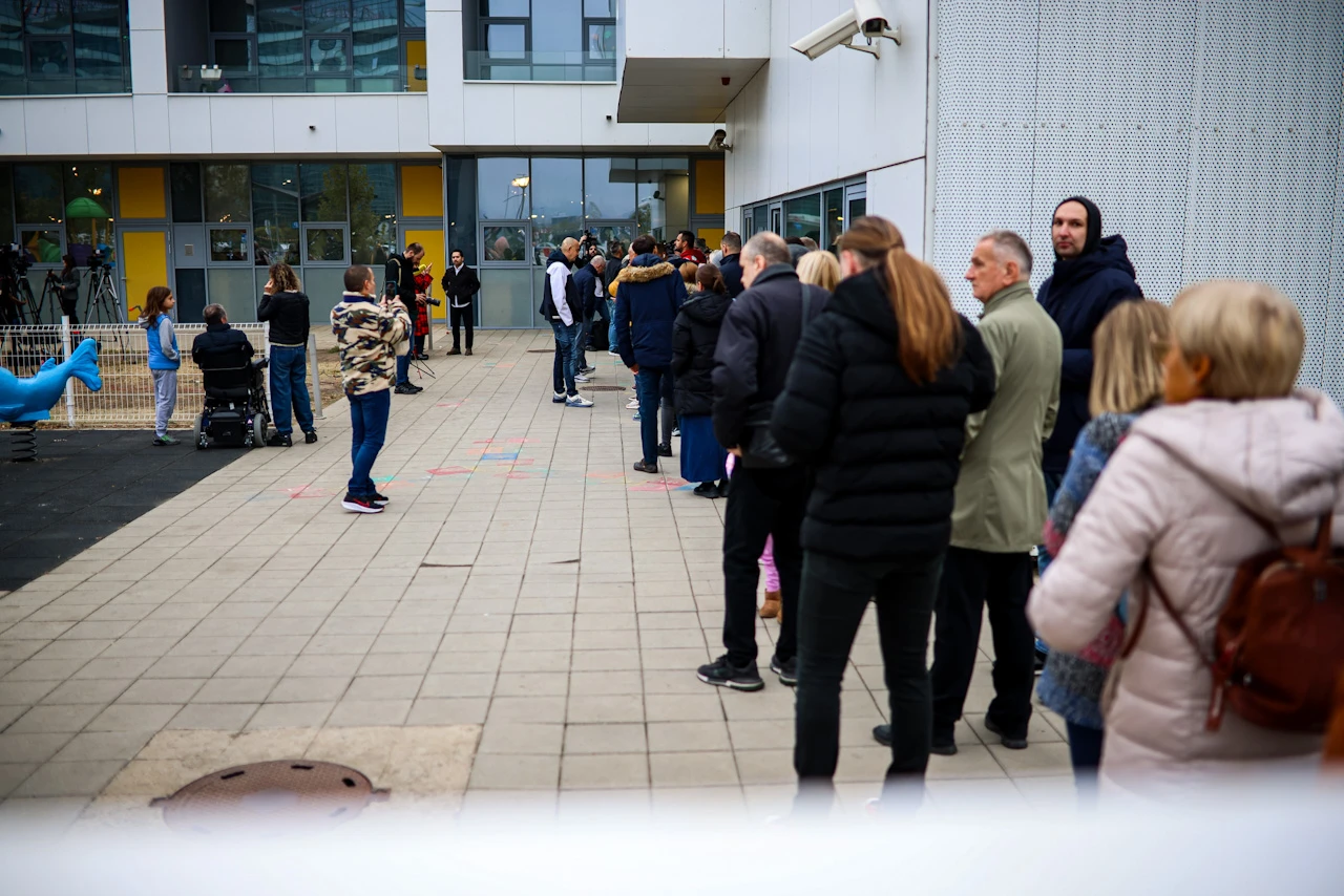 Veliki redovi na izborima u Srbiji: ''Ustali smo u pet, očekujemo pobjedu''