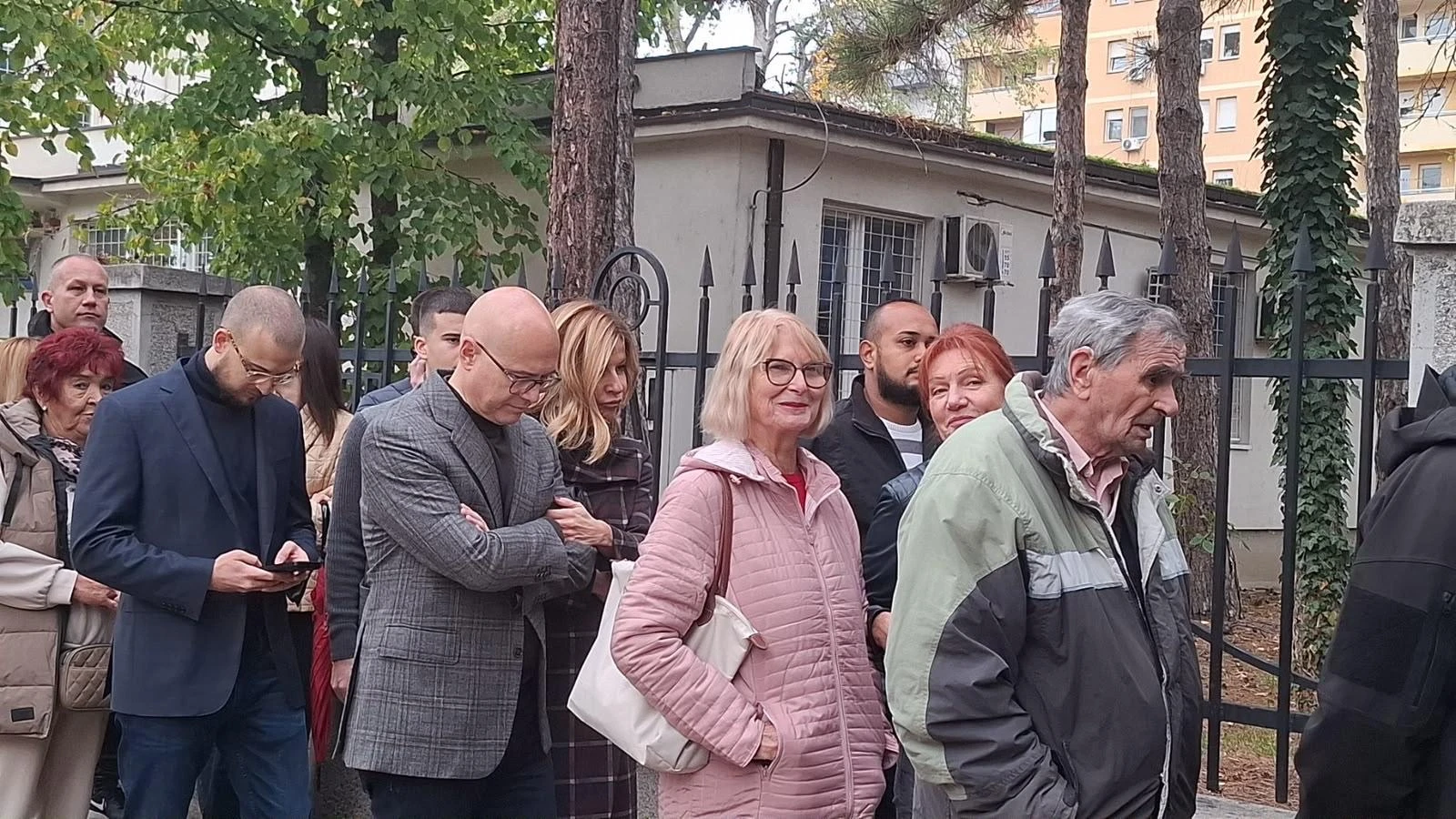 Izbori u Srbiji: Velika izlaznost, prijavljene nepravilnosti i incidenti na biračkim mjestima