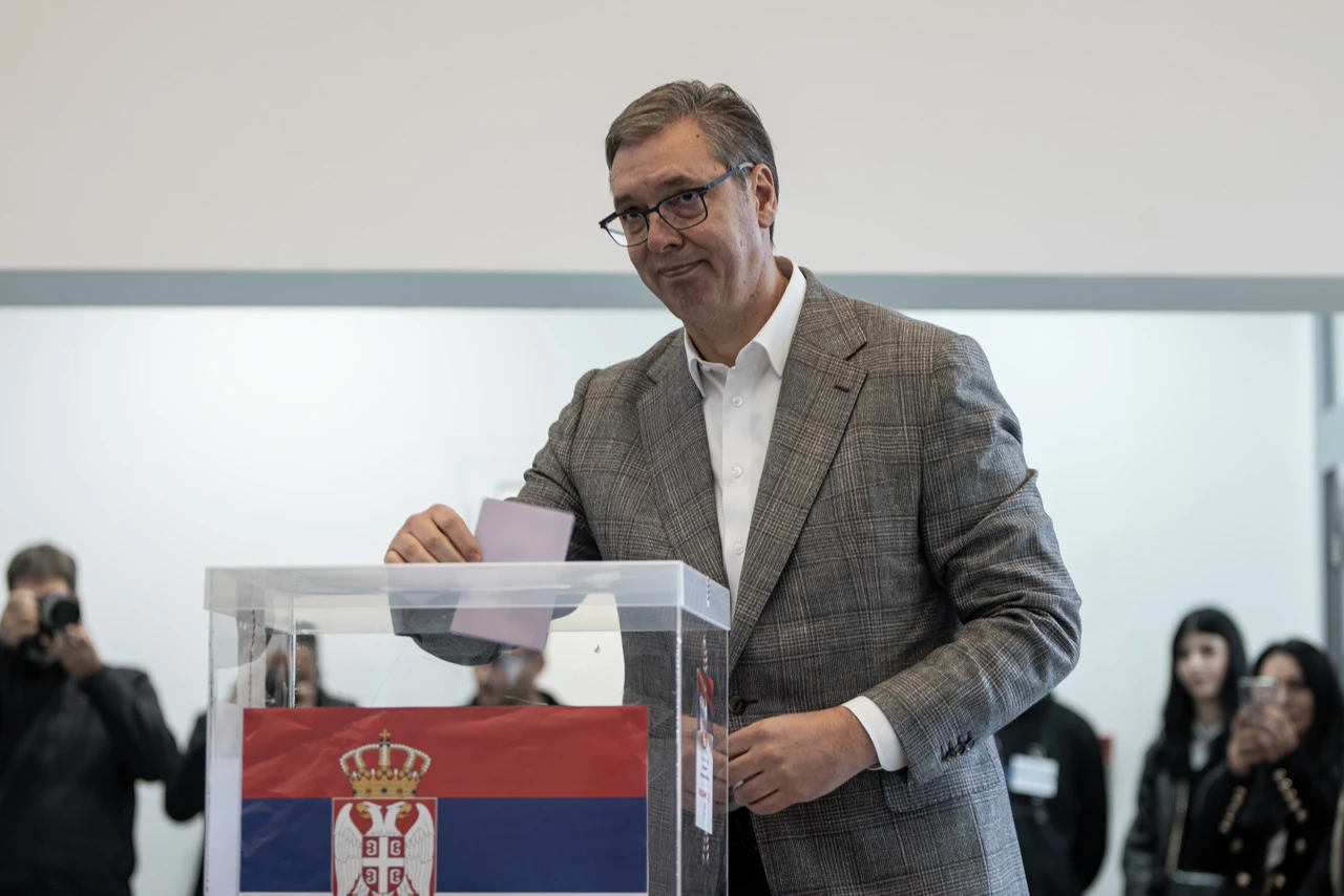 FOTO/VIDEO Vučić glasovao nakon dva sata čekanja