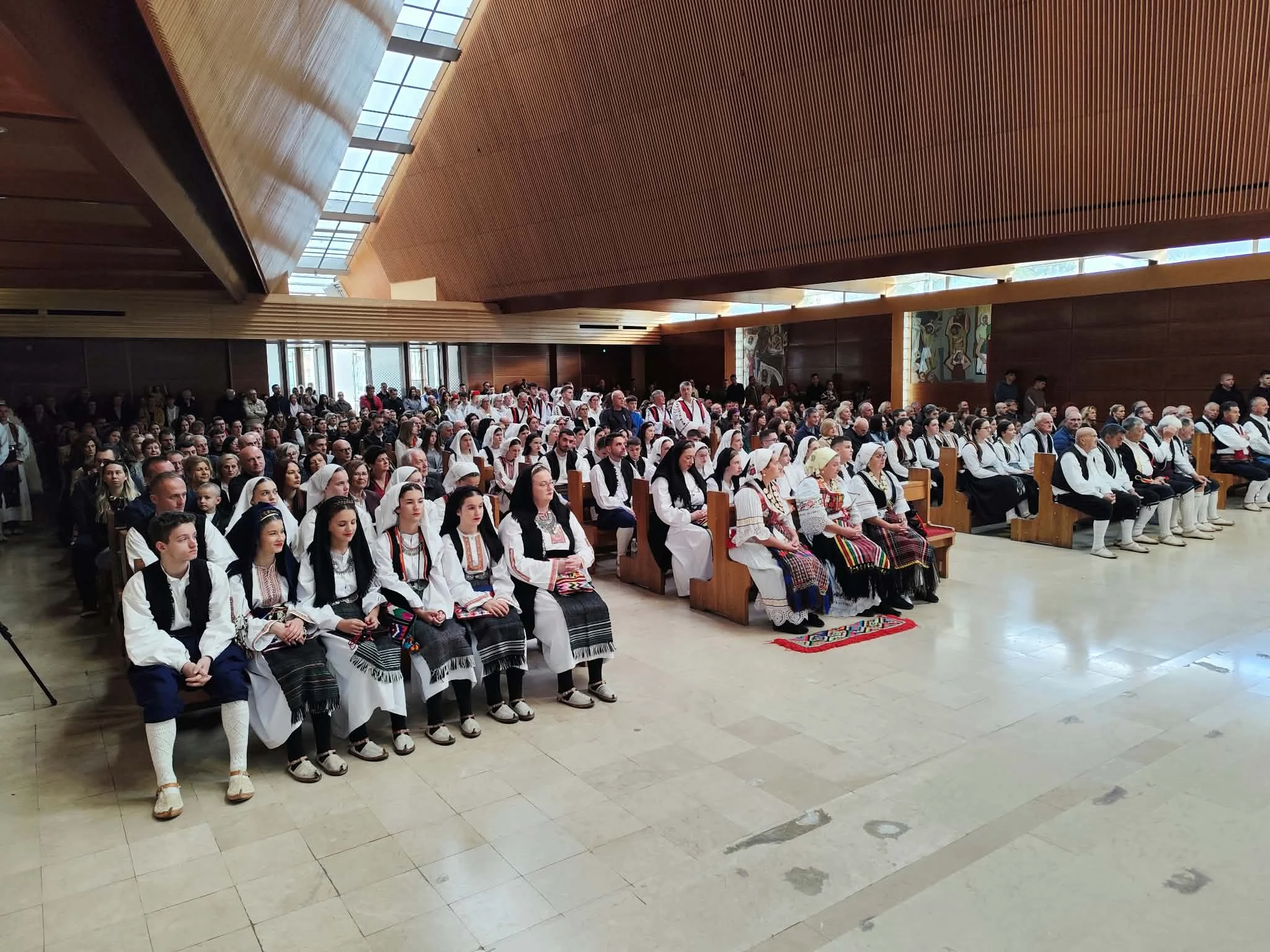 Posebna nedjelja u Mostaru: Folkloraši iz BiH i Hrvatske pjesmom ispunili katedralu