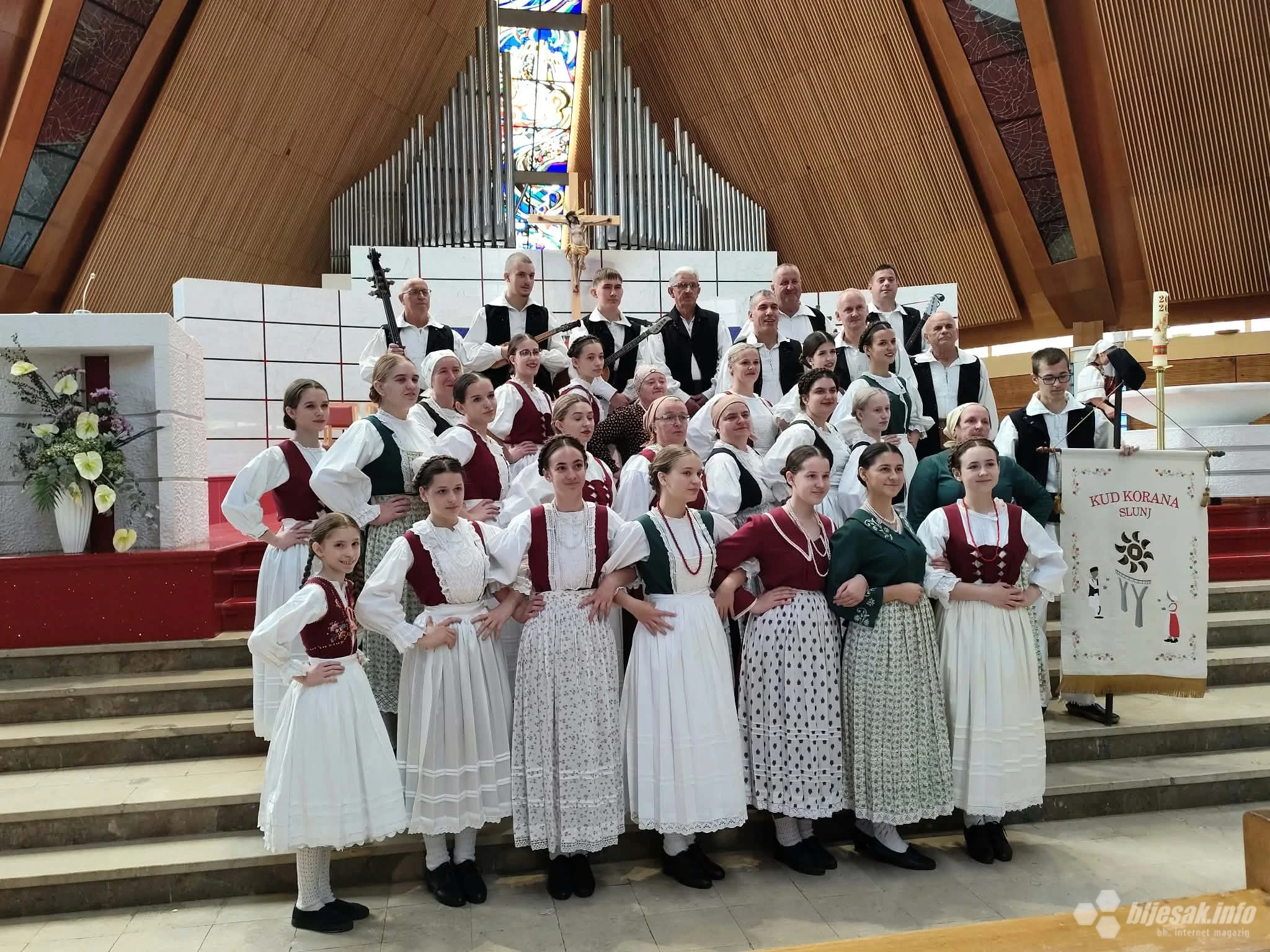 Narodne nošnje i pjesma u mostarskoj katedrali: Folkloraši uljepšali nedjeljnu misu