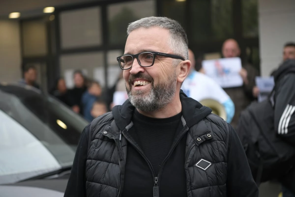 VIDEO | Neobične scene na izborima u Srbiji: Pred vlasnikom Informera oponašali konja