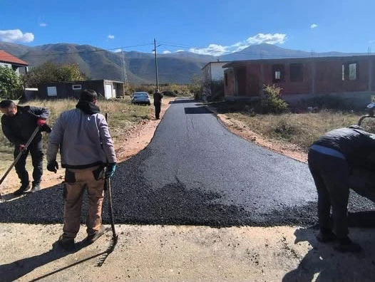 Sud ih vratio na posao, a oni zasukali rukave: Novi asfalt u mostarskom naselju