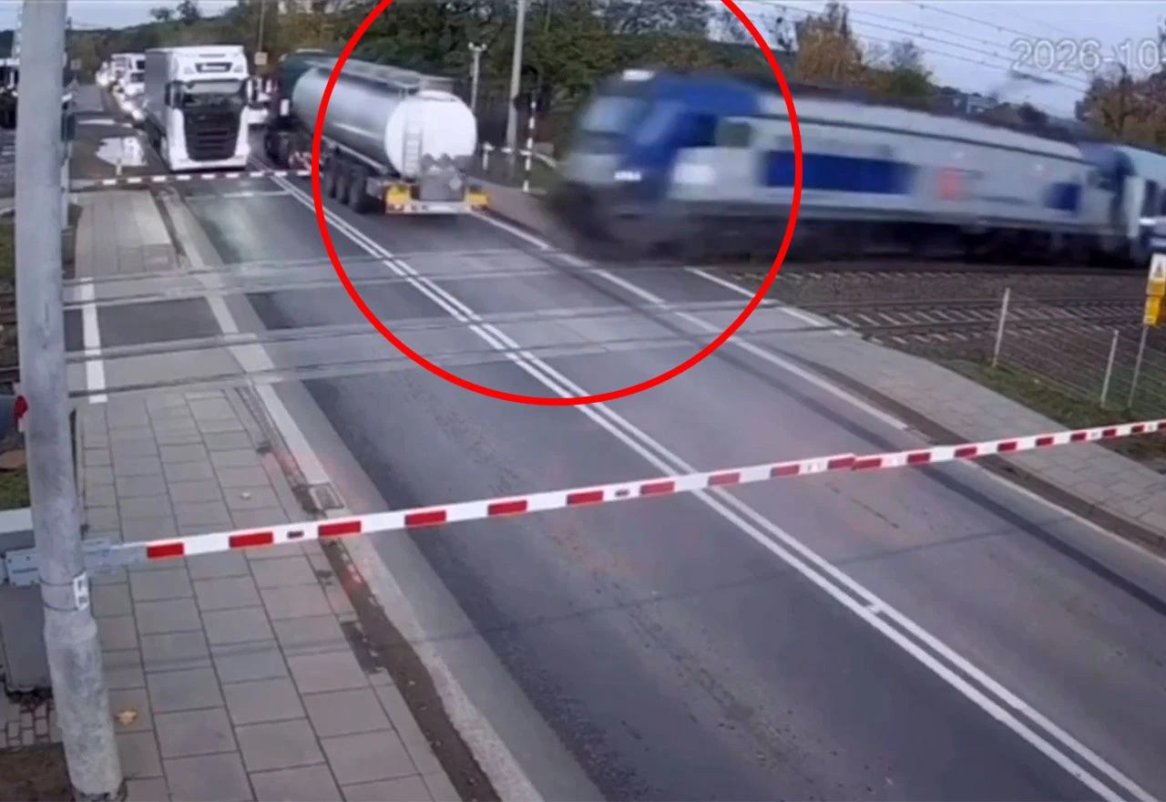 VIDEO | Kamion ostao zarobljen na tračnicama: Drugi vozač podigao rampu sekunde prije nailaska vlaka