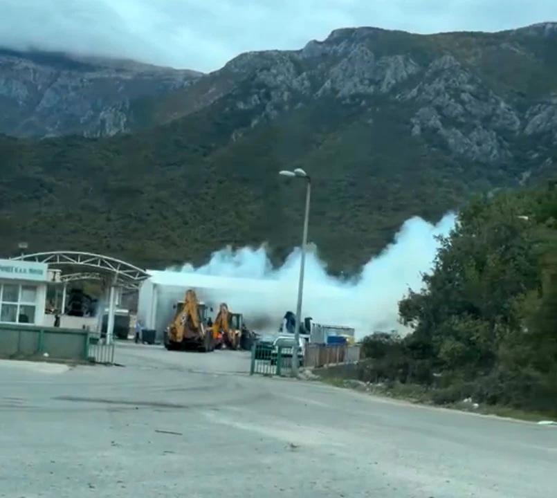 Ponovno dim na deponiji Uborak: Čitateljica snimila požar, na terenu i bageri
