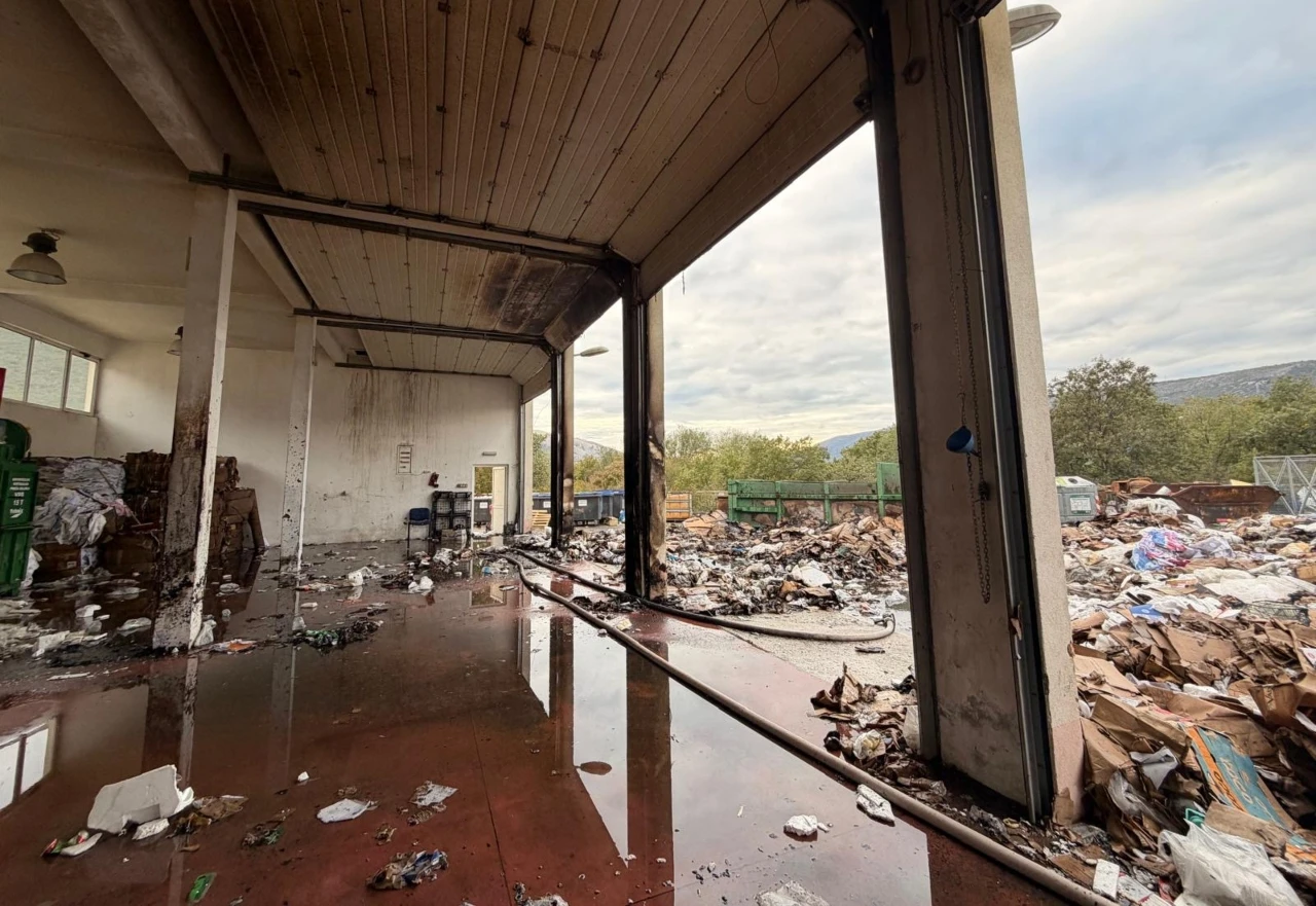 FOTO / VIDEO | Ugašen požar na Uborku, gorio hangar s kartonom