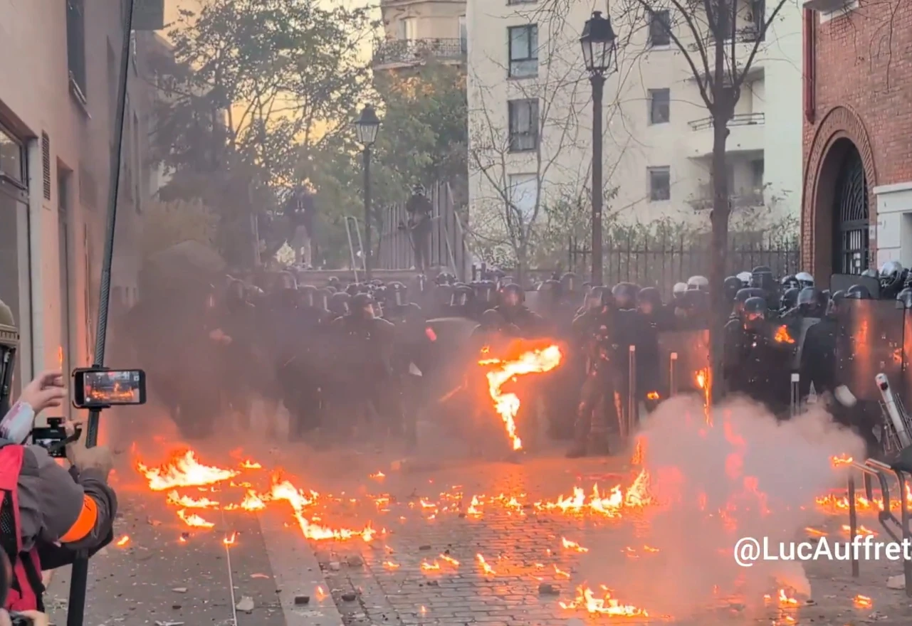VIDEO | 320.000 ljudi na francuskim ulicama, u Parizu zapaljen policajac