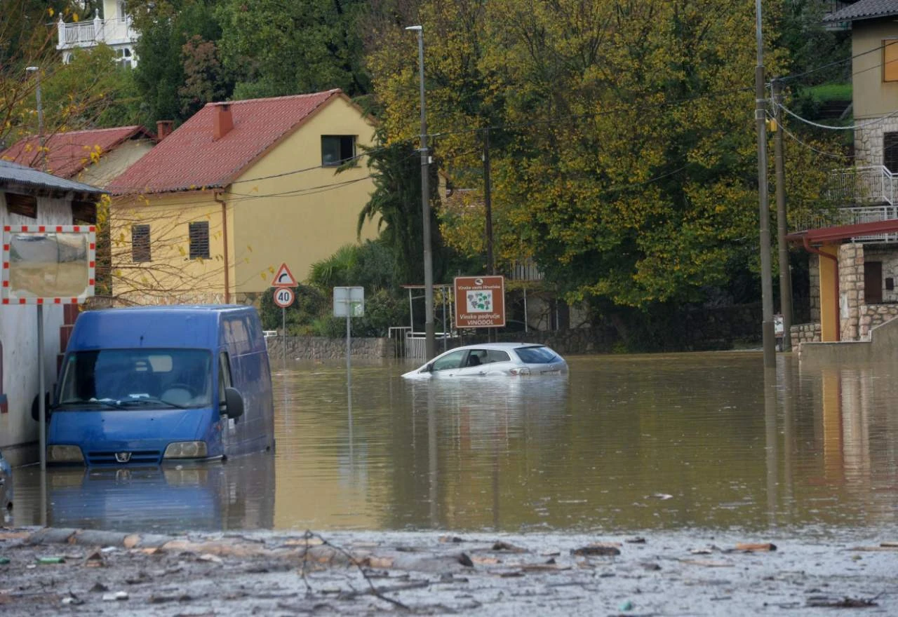 FOTO | Velika poplava u hrvatskom gradu: Potopljeni automobili, stradale i kuće