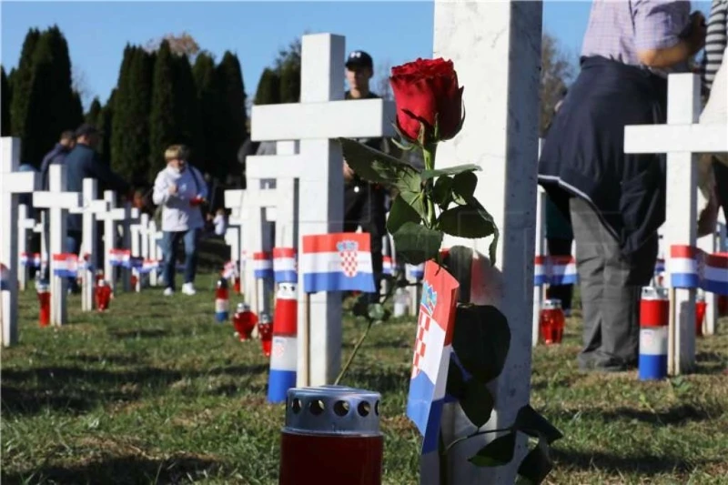 Vukovar: Na grobove na Memorijalnom groblju položene ruže i upaljene svijeće