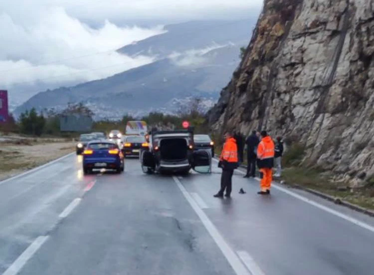 Mostar: Jedan automobil u plamenu, drugi na krovu…