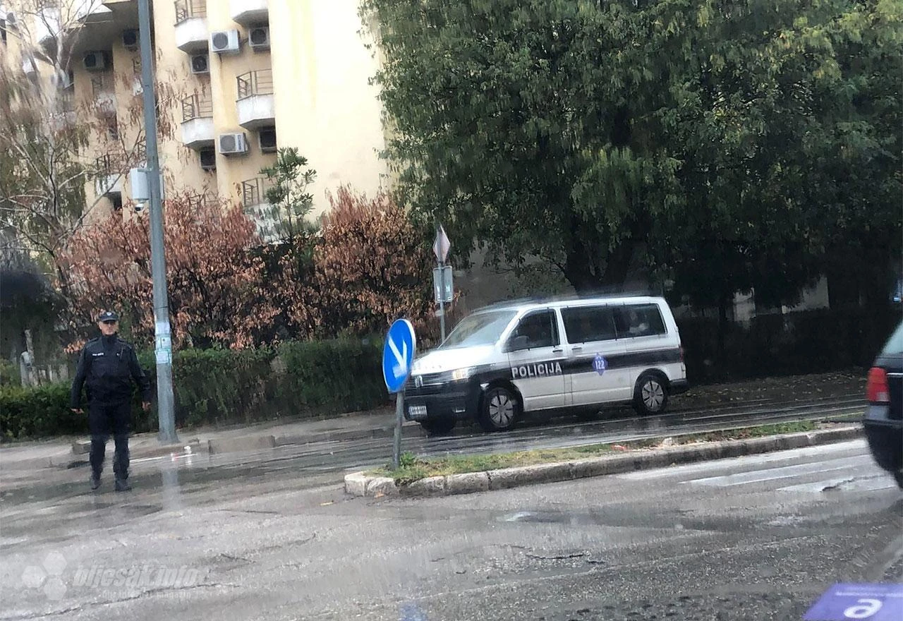 Maloljetnici bacali baklje u Šantićevoj ulici
