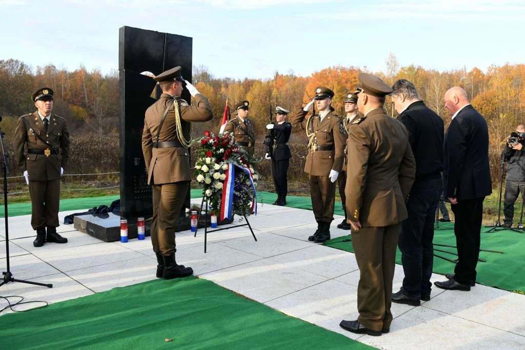 Milanović na otkrivanju spomenika Bošnjacima iz BiH koji su pogubljeni 1992. 
