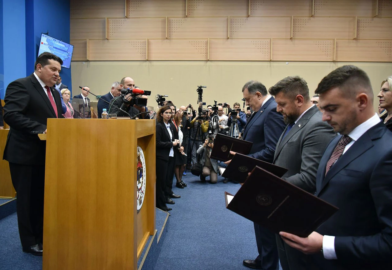 OD 'OBADANJA' DO CRVENOG TEPIHA: Dodik Schmidta nazvao spodobom, a RS impresivnom