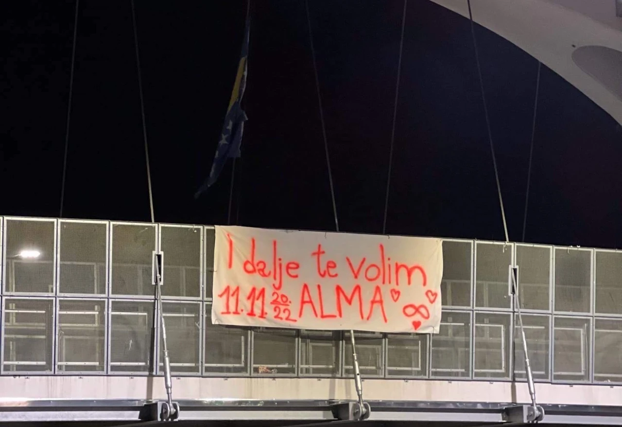  Ljubav preko mostarske pasarele: Alma i ove godine dobila transparent! 