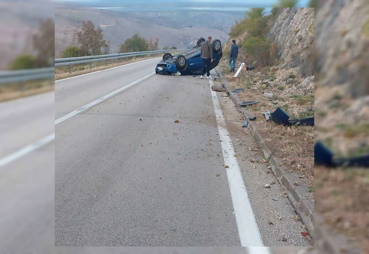 Prevrnuo se automobil na dionici Mostar-Stolac