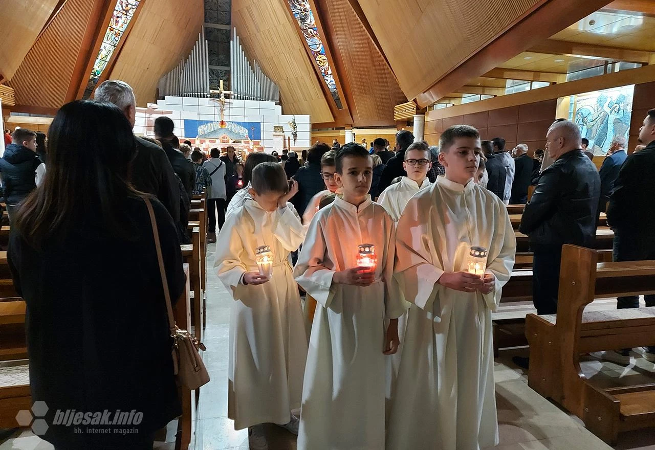 VIDEO | Mostar: Vjernici molitvom i procesijom odali počast ubijenim djevojčicama