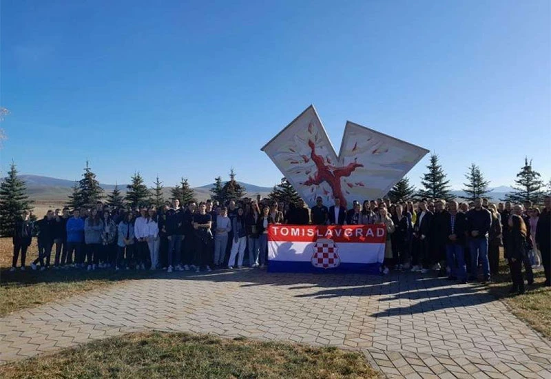 Oskvrnuto spomen-obilježje poginulim Vukovarcima na Kupreškom polju