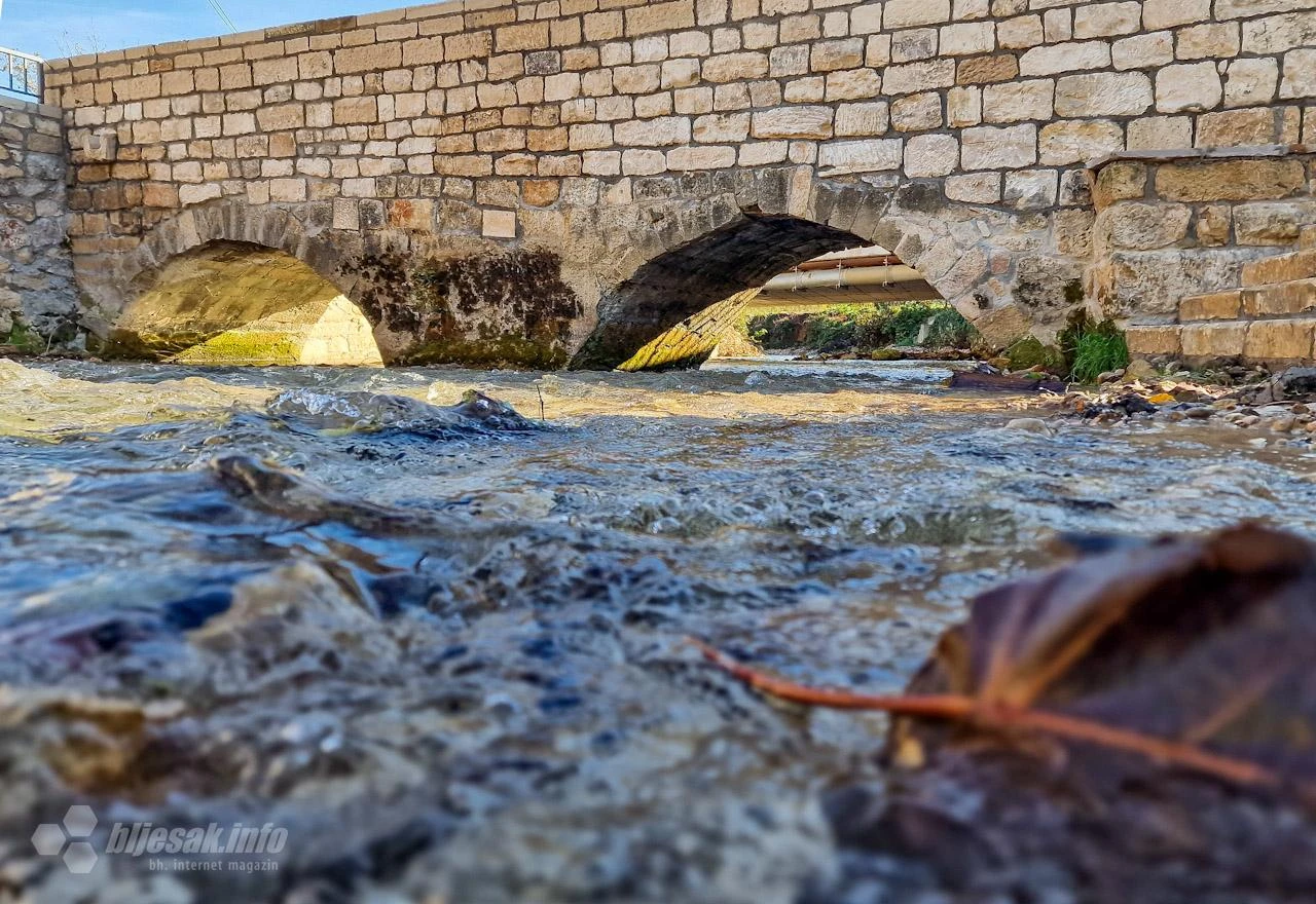 FOTO | Najstariji most u Mostaru ponovno zasjao