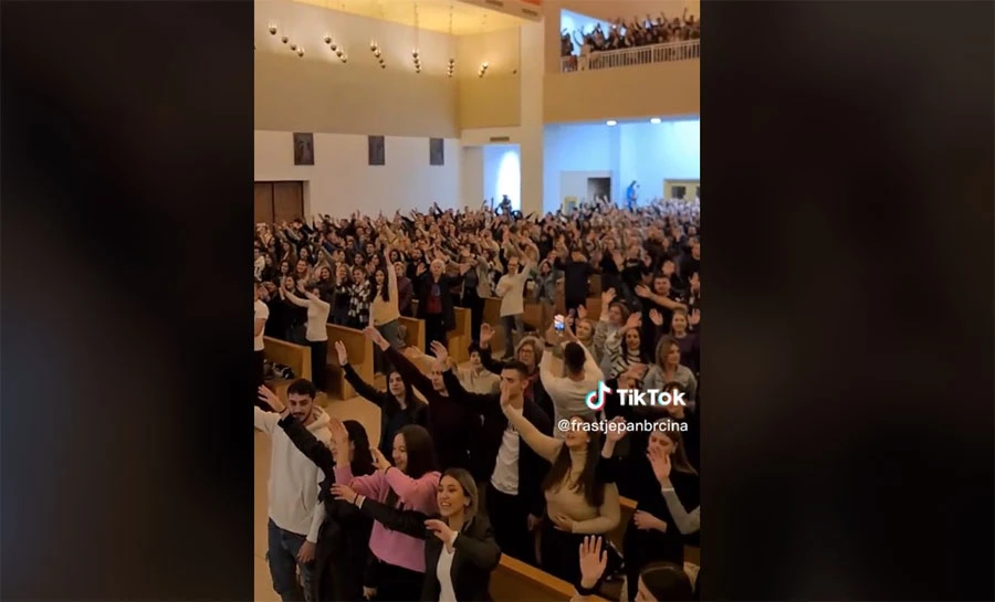 Mnoštvo mladih na susretu s fra Stjepanom Brčinom u Mostaru
