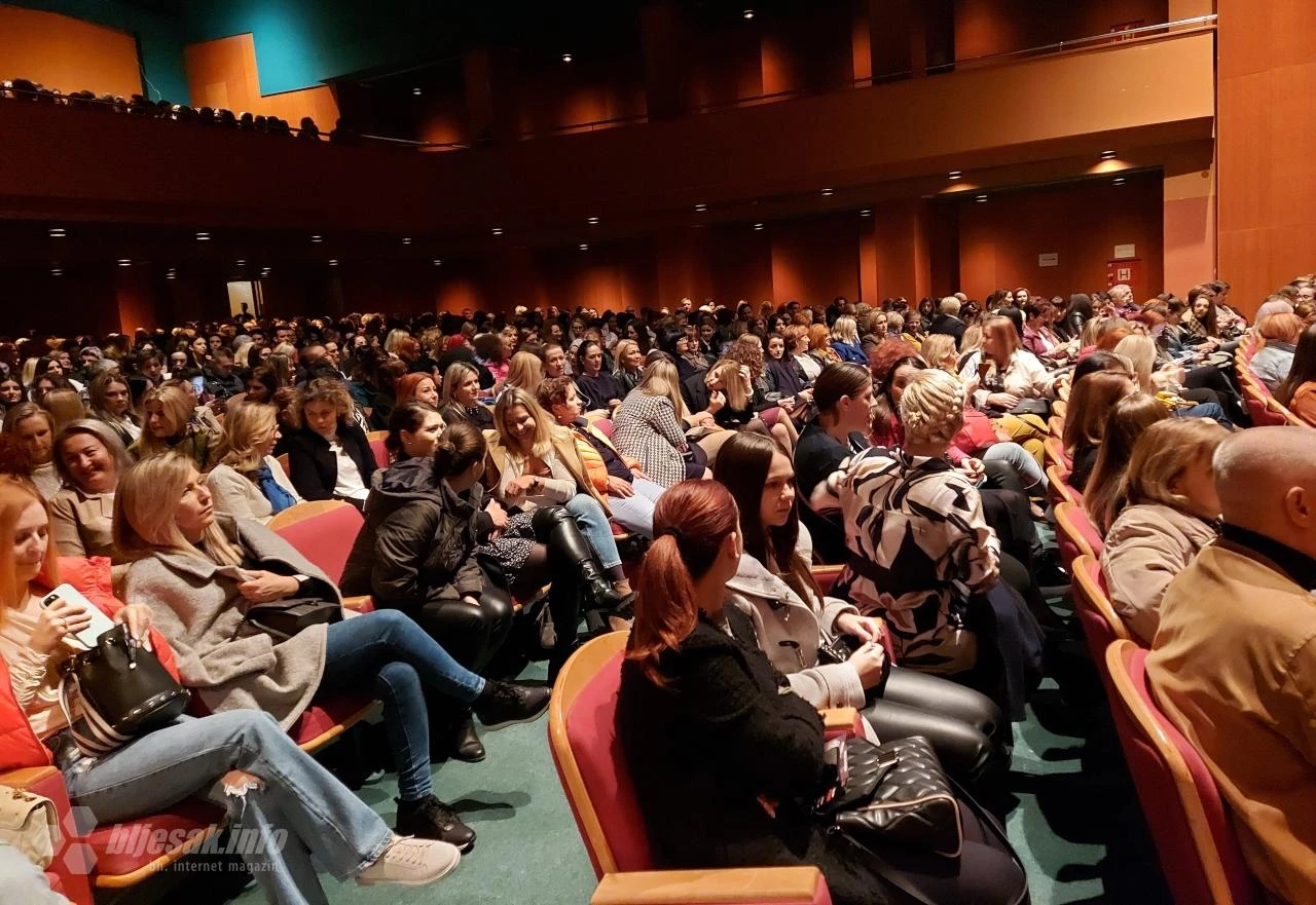 Predstava "Ako sam žena nisam konj" ponovno napunila Kosaču te do suza nasmijala publiku