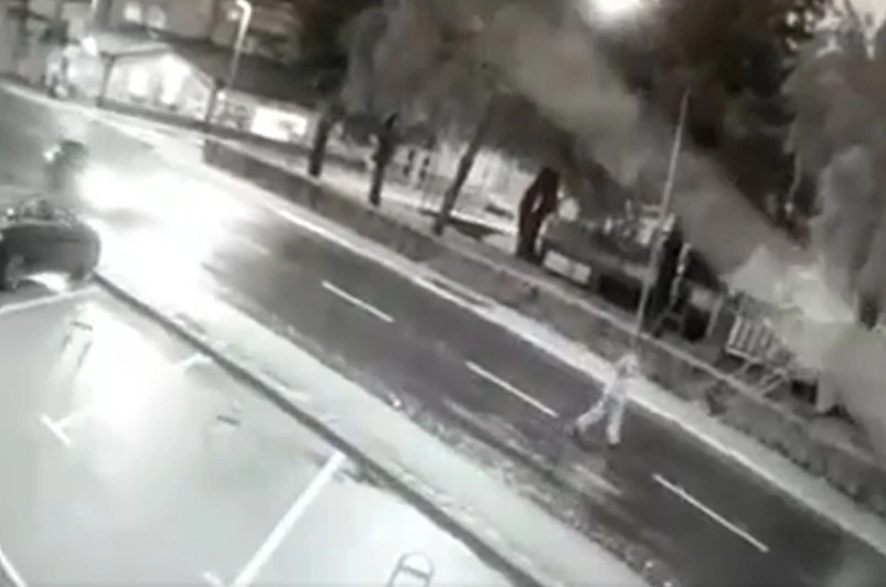 VIDEO | U Livnu teško ozlijeđen pješak: Nakon naleta vozila pao na auto pa na kolnik