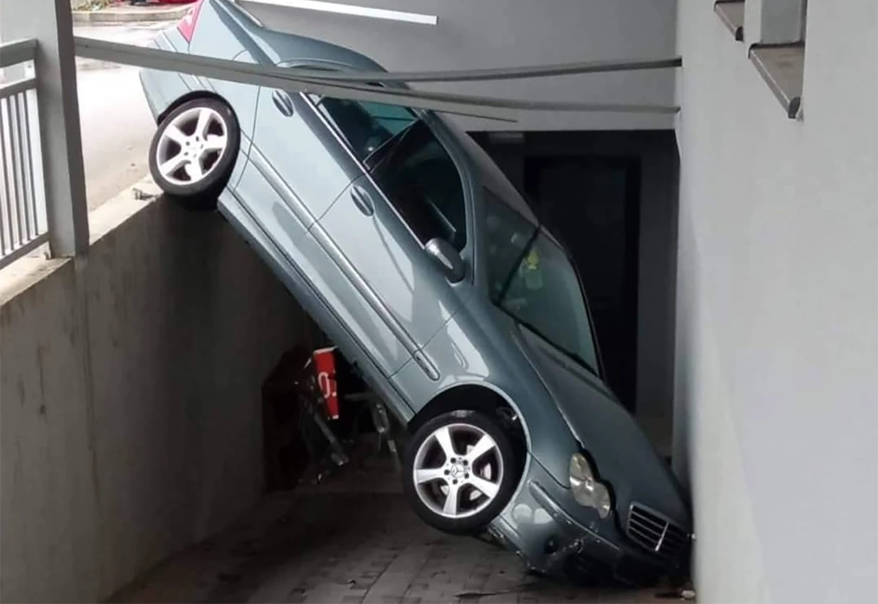 Nesvakidašnja nesreća: Mercedesom uletio u garažu ''na nos''