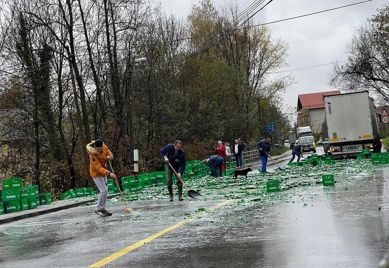 Gajbe s pivom završile na cesti nakon pada sa teretnog vozila